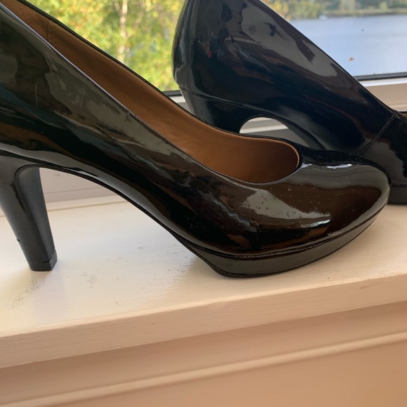 Clarks soft cushion pumps. Black . Size 6 1/2 fit like a 7. - Picture 2 of 6
